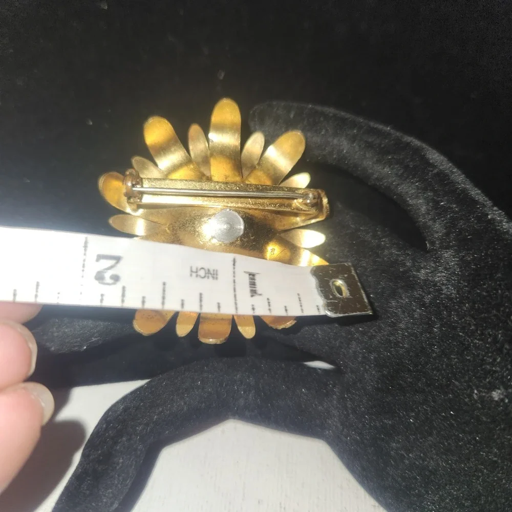 Vintage Gold Tone Textured Flower Brooch Clear Rhinestone Center Floral Pin 2